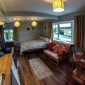 https://cheltenham-studio-apartment.cardiffhotelswales.com