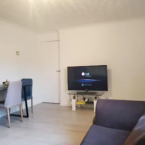https://stunning-spacious-contemporary-2-bedroom-flat-near-heathrow.brighton-hotels-england.com
